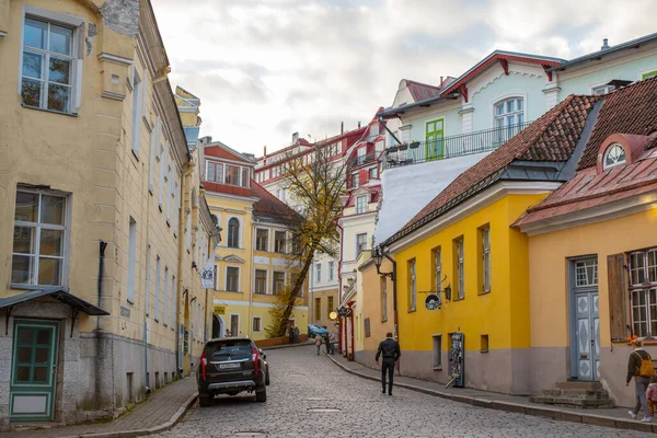 Voitures Garées Dans Rue Vieille Ville Tallinn Des Gens Marchant — Photo