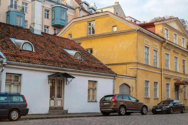 Voitures Garées Dans Rue Vieille Ville Tallinn Soirée Automne Chaude — Photo
