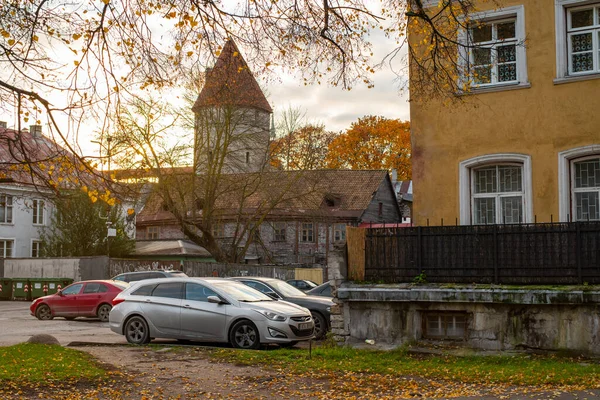 Coches Estacionados Estacionamiento Ciudad Pequeña Ciudad Vieja Tallin Fondo Tarde — Foto de Stock