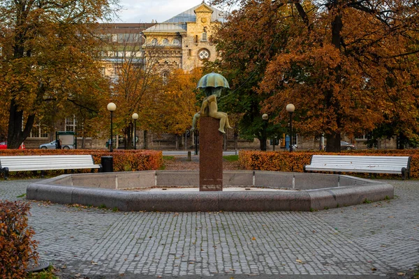 Fontein Met Mare Mikofs Sculptuur Jongens Met Parasol Kanuti Garden — Stockfoto