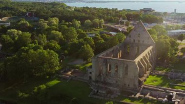 Antik Pirita manastırının kalıntıları. Tallinn, Estonya 'daki St. Birgitta Manastırı 4K Hava Manastırı.