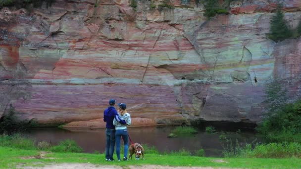 Casal Jovem Com Cão Desfrutando Uma Vista Bonita Pitoresca Penhascos — Vídeo de Stock