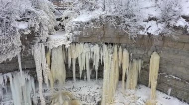 Kışın donan güzel bir şelalenin 4k görüntüsü.