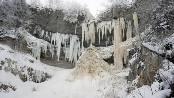 Beelden Van Een Mooie Bevroren Waterval Winter — Stockvideo