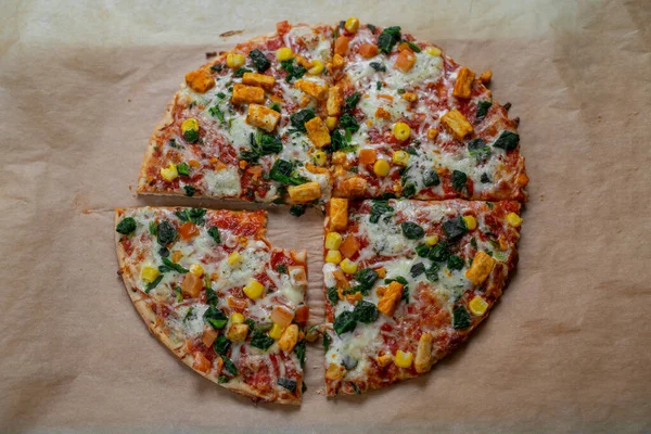 Vista Dall Alto Della Pizza Fatta Casa Con Pomodori Spinaci — Foto Stock