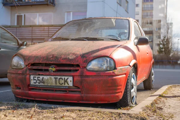 Röd Gammal Rostig Smutsig Övergiven Opel Corsa Parkerad Framsidan Lägenhetsbyggnaden — Stockfoto