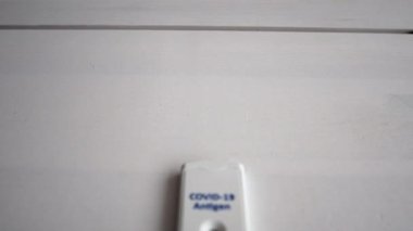 Negatif Covid-19 testi yapıldı. Evde Self Express Coronavirus Testi var. Beyaz arka planda antijen testi. Hızlı antijen COVID-19 testi