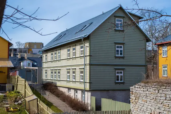 Bela Casa Histórica Madeira Verde Centro Cidade Tallinn Estoniano Kesklinn — Fotografia de Stock