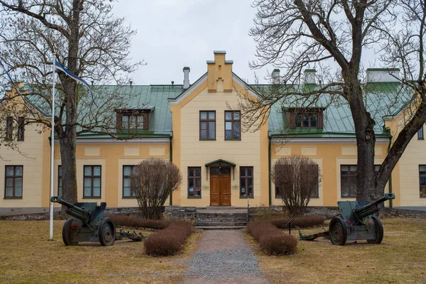 Εσθονικό Πολεμικό Μουσείο General Laidoner Museum Συννεφιασμένη Ανοιξιάτικη Μέρα Δέντρα — Φωτογραφία Αρχείου