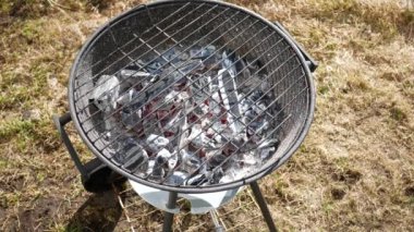 Arka bahçede kömür ızgarası var. Boş barbekü ızgarası pişirmeye hazır.