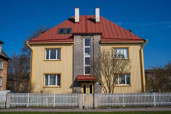 马加西尼大街塔林市中心 爱沙尼亚 凯斯克林 美丽的黄色木制历史建筑 阳光明媚的春天 — 图库照片