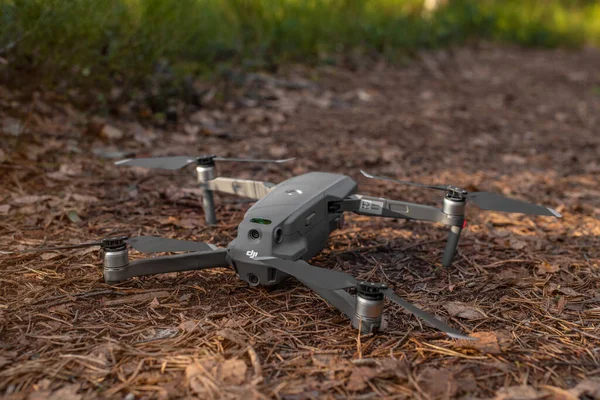 Gotowy Lotu Dronem Dji Mavic Pro Ścieżce Leśnej Turystyczny Szlak — Zdjęcie stockowe