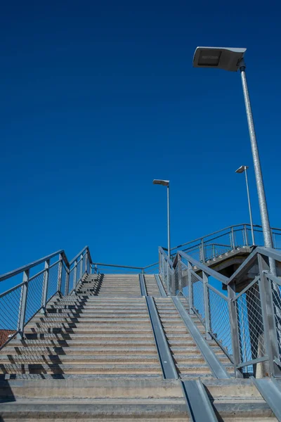 Vista Ángulo Bajo Escaleras Escalones Ulemiste Puente Peatonal Sobre Ferrocarril — Foto de Stock