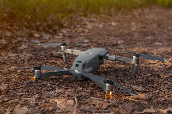 Gotowy Lotu Dronem Dji Mavic Pro Ścieżce Leśnej Turystyczny Szlak — Zdjęcie stockowe