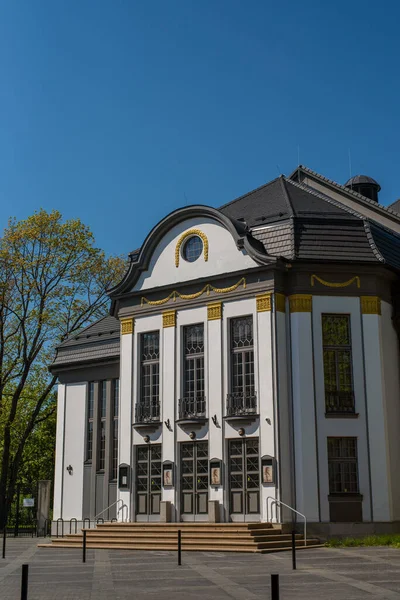 春天里阳光明媚的万梦剧院的小建筑 新艺术风格的具有历史环境的剧场建筑建于1914 1918年 爱沙尼亚塔尔图 — 图库照片