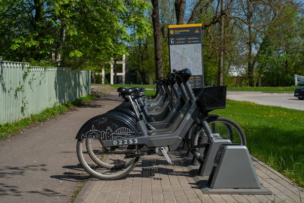 Tartu Smart Bike Share Słoneczny Wiosenny Dzień Publiczny System Wymiany — Zdjęcie stockowe