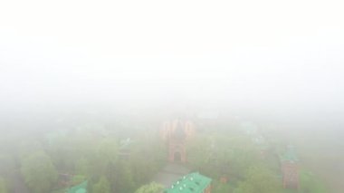 Sisli bir günde Estonya, Ida-Virumaa 'daki Phtitsa Manastırı' nın hava manzarası. Kuremae, Baltık devletlerindeki en büyük Ortodoks topluluğudur..