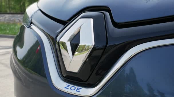 Barevné Záběry Ženské Ruky Otvírající Víko Zásuvky Elektrického Auta Renault — Stock video