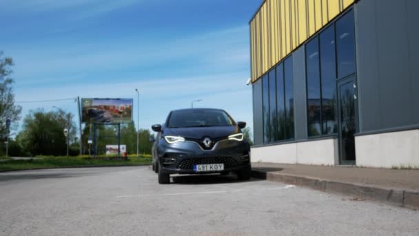 Vollelektrisches Auto Renault Zoe Zieht Aus Einer Parklücke Und Fährt — Stockvideo