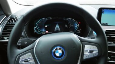 Şehirde elektrikli bir araba kullanmak. Araba sürerken elektrikli araç paneli görüntüsü. Araba endüstrisinin geleceği.