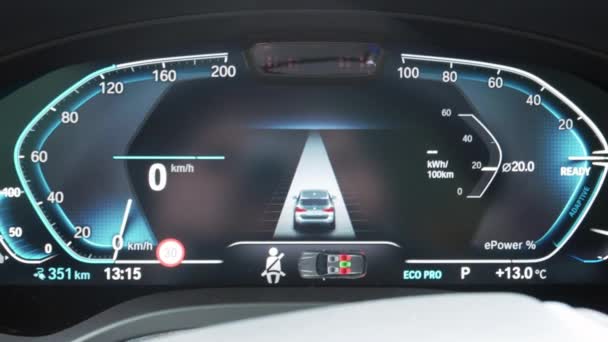 電気自動車ダッシュボードディスプレイのクローズアップ グリーンエネルギーゼロエミッション車のインテリアビュー 長距離電気自動車 自動車産業の未来 — ストック動画