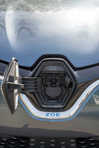 Toma Carga Del Coche Eléctrico Renault Zoe —  Fotos de Stock