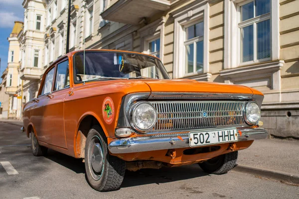 橘色复古的Moskvich 412Ie停在城市街道上 春天里阳光灿烂 爱沙尼亚塔尔图 — 图库照片