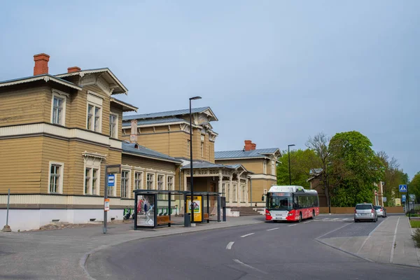 Modern Stadsbuss Parkerad Framför Gamla Vintage Tartu Tågstation Solig Vårdag — Stockfoto