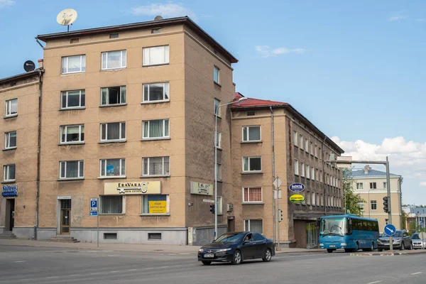 Könnyű Forgalom Riia Utcában Tartu Belvárosában Régi Hozzászólás Szovjet Apartman — Stock Fotó