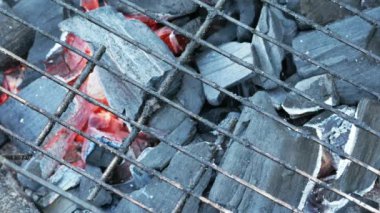 Kömür ızgarasını kapatın. Boş barbekü ızgarası pişirmeye hazır.