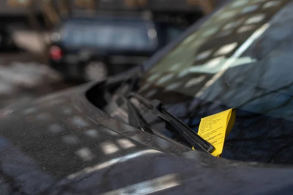 Parkschein Unter Dem Wischerblatt Der Windschutzscheibe Eines Illegal Geparkten Autos — Stockfoto