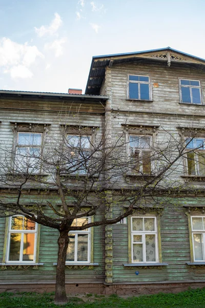 Güneşli Bir Bahar Akşamında Veski Caddesinde Güzel Ahşap Bir Tartu — Stok fotoğraf