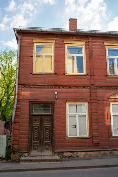 Hermosa Casa Madera Roja Vieja Número Calle Kastani Tartu Estonia —  Fotos de Stock