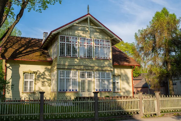 Hermosa Casa Madera Antigua Calle Veski Una Soleada Noche Primavera —  Fotos de Stock