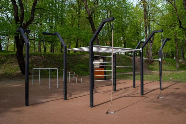 Άδειο Υπαίθριο Γυμναστήριο Εξωτερικός Εξοπλισμός Γυμναστηρίου Στο Πάρκο Της Πόλης — Φωτογραφία Αρχείου