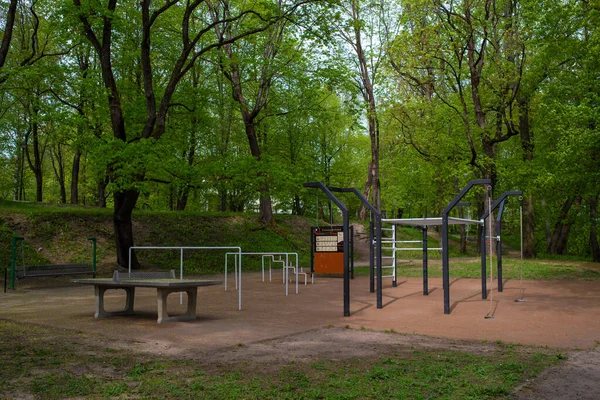 Salle Gym Extérieure Vide Équipement Gymnastique Extérieur Dans Parc Ville — Photo