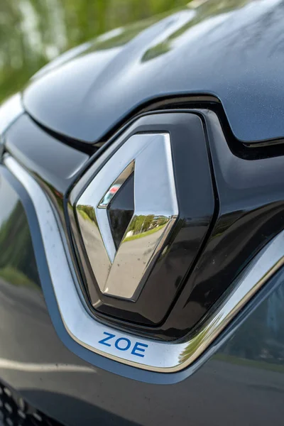 Nagy Logó Renault Zoe Elektromos Autó Közelről — Stock Fotó