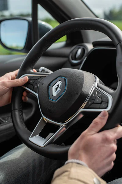 Νέο Renault Zoe 2021 Ηλεκτρικό Αυτοκίνητο Εσωτερικό Τιμόνι Χειρός Ανθρώπου — Φωτογραφία Αρχείου