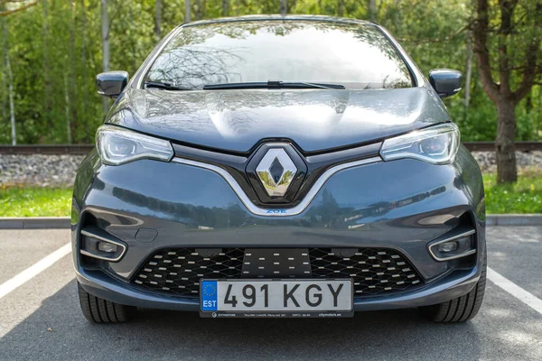 Νέο Ηλεκτρικό Αυτοκίνητο Renault Zoe Στο Δρόμο Της Πόλης Ηλιόλουστη — Φωτογραφία Αρχείου