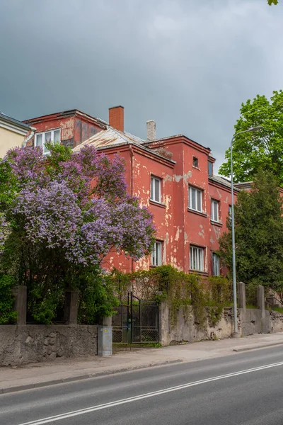 Starý Červený Dům Centru Tartu Zamračené Bouřlivé Obloze Pozadí Lilac — Stock fotografie