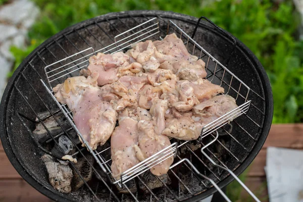 グリルで鶏肉の上からの眺め バーベキューグリルの外で肉を焼く 夏の屋外グリルパーティー 夏の晴れた日 — ストック写真