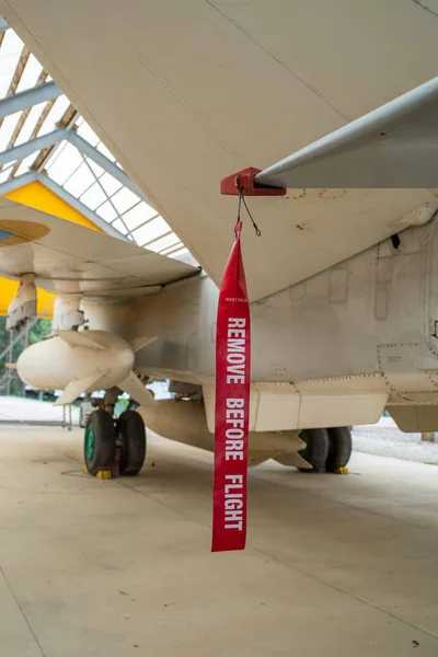 Safety Warning Red Flag Ribbon Fighter Panavia Tornado Reminding Pilots — ストック写真