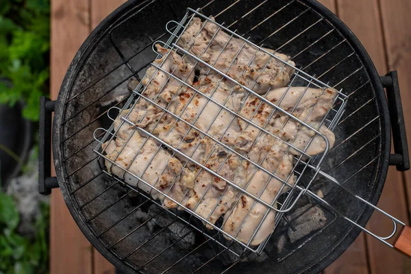 グリルで鶏肉の上からの眺め バーベキューグリルの外で肉を焼く 夏の屋外グリルパーティー 夏の晴れた日 — ストック写真