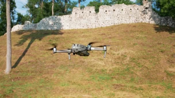 阳光灿烂的夏日 一架小型无人驾驶飞机在空中盘旋 在公共场所使用小型无人机 — 图库视频影像