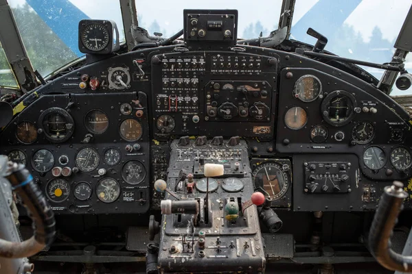 Passagerarflygplanet Antonov Cockpit Estlands Flygmuseum Pilotsäte Tomma Stolar Instrumentbräda — Stockfoto