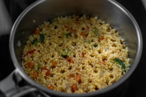 Plato Casero Saludable Bulgur Con Verduras Olla Estufa Concepto Comida — Foto de Stock