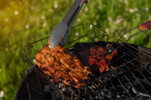 Foto Cerca Pinzas Parrilla Con Carne Cerdo Sazonada Asar Carne —  Fotos de Stock