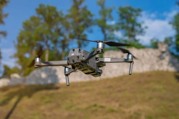 Dji Mavic Pro Unosi Się Powietrzu Słoneczny Letni Dzień Korzystanie — Zdjęcie stockowe