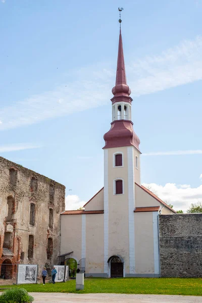 Αυλή Της Poltsamaa Πέτρινο Φρούριο Μια Ηλιόλουστη Ανοιξιάτικη Μέρα Εκκλησία — Φωτογραφία Αρχείου