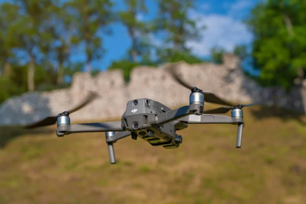 Dji Mavic Pro Unosi Się Powietrzu Słoneczny Letni Dzień Korzystanie — Zdjęcie stockowe